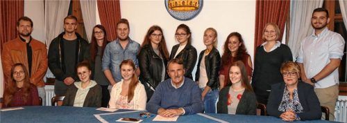 Bürgermeister Dr. Herbert Heiml mit den jungen Bürgern, die von der Marktgemeinde Kraiburg für ihren guten Abschluss geehrt wurden.Foto  bac