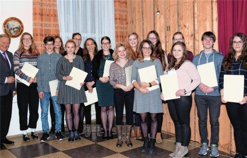 Bürgermeister Dr. Karl Dürner (links) mit den geehrten Schülern bei der Bürgerversammlung.Foto  tf