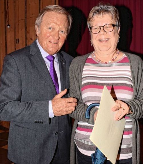 Bürgermeister Dr. Karl Dürner mit der Geehrten Elfriede Mitterhofer.Foto  tf