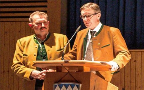 Bürgermeister Georg Huber verabschiedete Anton Hötzelsperger, den langjährigen Leiter der Gästeinformation, in den Ruhestand.Foto re