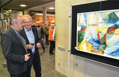 Bürgermeister Kloo ließ sich von Erich Wagner eines von dessen Gemälden zeigen.