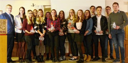 Bürgermeister Martin Lackner bei der Bürgerversammlung bei Gemeinde Engelsberg mit den erfolgreichen „EinserAbsolventen“. Foto  gg