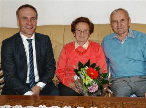 Bürgermeister Robert Pötzsch gratulierte Gertrud und Willi Czierlinski.Foto  Bac