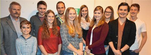 Bürgermeister Sebastian Linner mit den geehrten jungen Leuten aus Rechtmehring. Foto  Manzinger