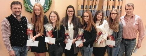 Magdalena Gregori wurde für ihre 1,18 geehrt. Links Bürgermeister Werner Biedermann.Foto nz