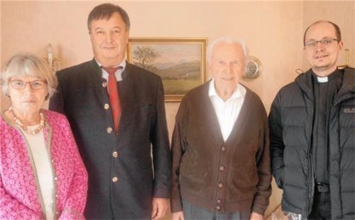 Bunte Gratulantenschar: Jubilar Herbert Haubl (Zweiter von rechts) bekam unter anderem Glückwünsche von Pfarrer Andreas Przybilski (rechts), Bürgermeister Hans Schartner und der Pfarrgemeinderatsvorsitzenden Gabriele Schaefer.