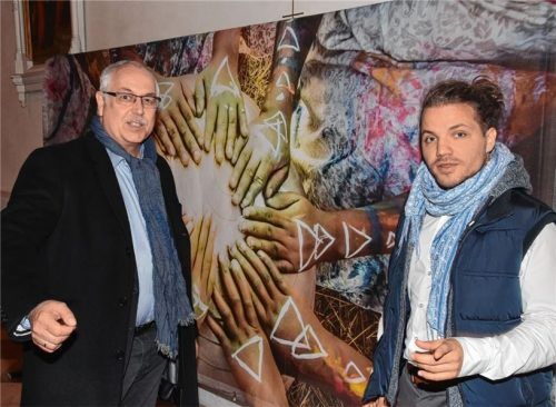 Caritas-Kreisgeschäftsführer Erwin Lehmann und Künstler Marian Kretschmer vor einem der Werke in der Kirche St. Nikolaus. Foto Schlecker
