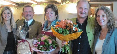 CAT-Geschäftsführerin Christina Pfaffinger (rechts) und CAT-Marketingleiterin Sandra Grundl (links) verabschiedeten Anton Hötzelsperger, Juliane Lorenz und Bernhard Schulz. Foto Re