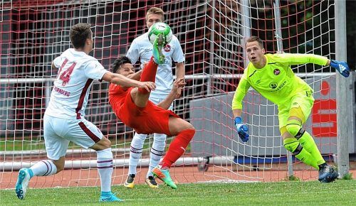 Chance aus dem Hinspiel im Juli durch Sechziger-Torjäger Danijel Majdancevic. Sein Fallrückzieher ging allerdings über das Nürnberger Tor. Foto  Ziegler