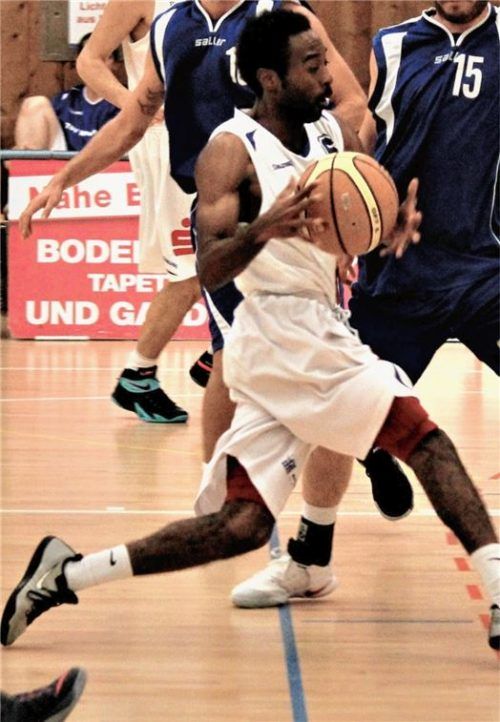 Chris Sardgon und die Wasserburger Herren I empfangen Augsburg in der Mittelschule. Foto Weiß