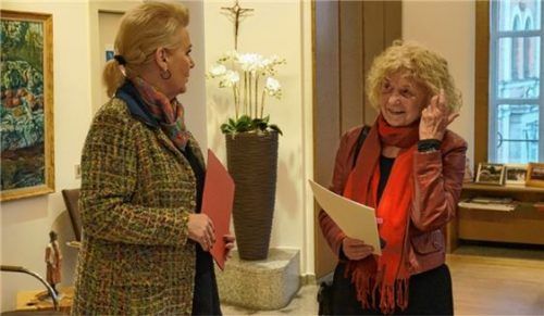 Christine Kaniak-Urban (rechts) erhält von der Oberbürgermeisterin Gabriele Bauer das Ehrenzeichen. Foto Heise