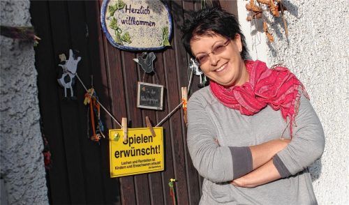 Christl Schwarzenbeck ist stolz auf ihr Kasterl Kunterbunt. Wie die unterschiedlichen Gegenstände zeigen, eröffnet sich dahinter ein vielseitiges Angebot: Von der Spielgruppe für Kleinkinder über ein umfangreiches Angebot für Kindergarten- und Schulkinder bis hin zum Theaterstück zwischen den Zuschauern.Foto von Ahn