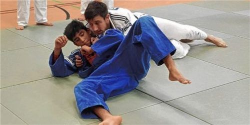 Christoph Kronberger demonstriert eine Festhaltetechnik. Foto  Buendowski