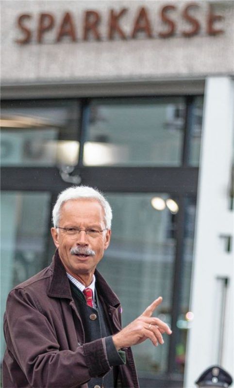 „Da geht‘s lang!“ 31 Jahre im Vorstand, 17 als dessen Vorsitzender, gab Richard Steinbichler bei der Sparkasse Wasserburg die Richtung vor. Fotos John Cater