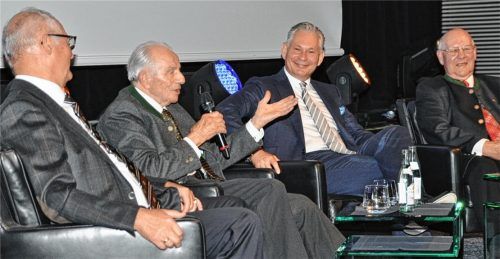 „Da hatte ich Gewissensbisse“: Ex-Bankvorstand Coulon (mit Mikrofon) und seine Nachfolger Donhauser, Altmüller und Hoffman (von links) bei der launigen Talkrunde zum 125. Geburtstag der VR Bank Altötting-Mühldorf.Fotos  hon