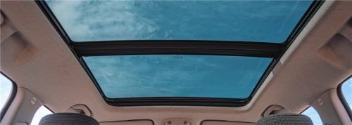 Dank des Panorama-Schiebedachs genießen die Passagiere freie Sicht in den Himmel.