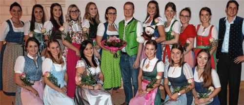 Das Aschauer Prinzenpaar präsentiert sich hier inmitten seiner Garde.Fotos  Rehberg