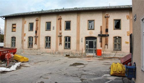 Das Bahnhofsgebäude ist zwischenzeitlich entkernt, nun erfolgt der Innenausbau. Foto  Fleindl