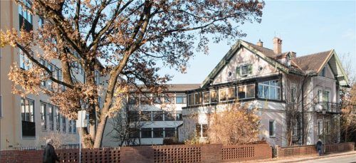 Das Bogenbergerhaus unmittelbar neben dem LTG war bisher in Privatbesitz. Jetzt hat es der Landkreis gekauft, um sich Optionen für die Weiterentwicklung des Gymnasiums offen zu halten. Foto Berger