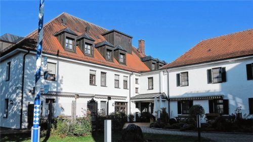 Das Bruckmühler Altenheim-Gebäude hat der Bezirk Oberbayern gekauft. Bis 2019 werden dort noch Senioren wohnen, dann erfolgt der Umzug in den Neubau zwischen Berghamer Bach und Nahversorgungszentrum.Foto baumann