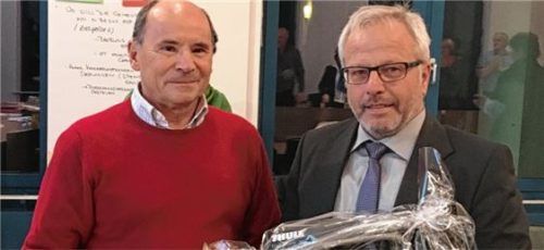 Das E-Bike als Leidenschaft entdeckt: Andreas Schober (links) überreichte Dieter Mini als Abschiedsgeschenk vom Gemeinderat verschiedenes Zubehör für die Touren. Foto mw