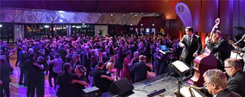Das Eddy-Miller-Orchester unterhielt das Publikum mit Swing-Songs und Pop-Hits.Foto Richter
