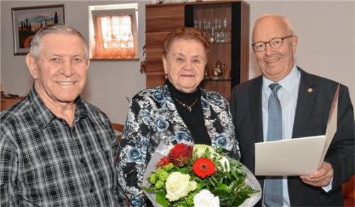 Das Ehepaar Schlee feierte Diamantene Hochzeit, Zweiter Bürgermeister Anton Heindl (rechts) gratulierte.Foto Schlecker