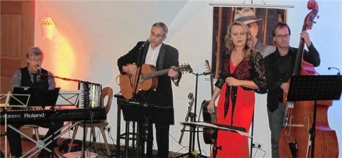 Das Ensemble „Folks“ zelebrierte hingebungsvoll Cohen-Klassiker: (von links) Jörg Müller (Piano, Akkordeon, Gesang), Ben Leinenbach (Gitarre, Gesang), Claudia Rucker (Gesang) und Robert Winkler (Kontrabass).