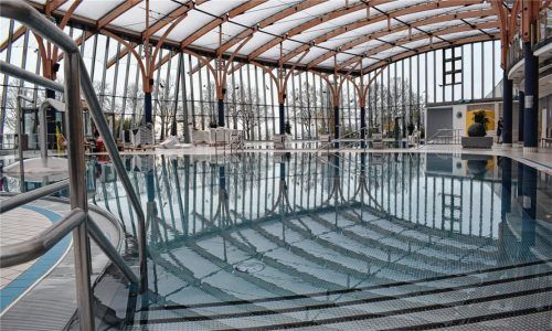 Das Erlebnisbecken ist wieder voll und das Wasser auf 31 Grad aufgeheizt. Nach zwölf Tagen Revision öffnet das Prienavera am heutigen Samstag wieder. Gestern Vormittag erledigten die Mitarbeiter noch letzte Restarbeiten, stellten zum Beispiel die Liegen wieder auf. Foto Breitfuß