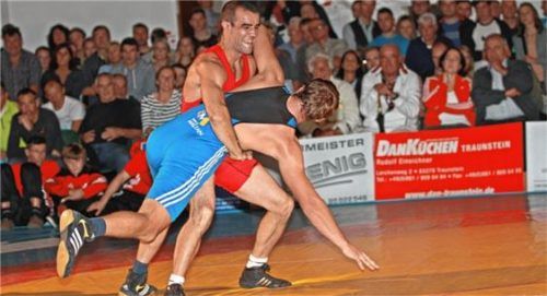 Das erwartete Schlussduell dürfte wieder spannend werden: TVT-Ringer Plamen Petrov (rotes Trikot) gegen Berchtesgadens Alexander Petersen. Foto  Wittenzellner