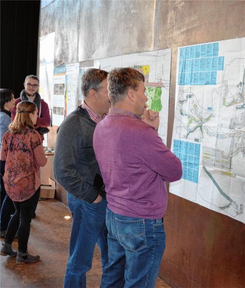 Das Fachpublikum begutachtete Gewässerpläne beim landkreisweiten Gewässertag im Kesselhaus.Foto sedlbauer