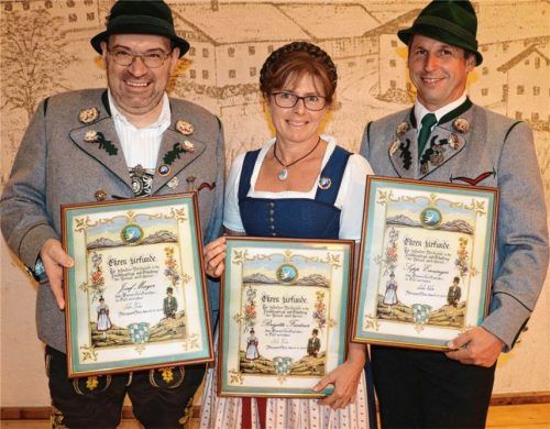 Das goldene Gauverdienstzeichen, die höchste Auszeichnung des Chiemgau-Alpenverbands, erhielten (von rechts) der Vorsitzende des Vereins „D’Lamstoana“ Sepp Enzinger, Schriftführerin Brigitte Furtner und Kassier Sepp Mayer.