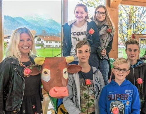 Das Gremium der Schülersprecher leiten Alicia Katerbaum (oben rechts) und Anna Zandtner (oben links). Weitere Schülersprecher sind (unten von rechts) Justin Beyer, Luca Grander und Luca Größ. Vertrauenslehrerin für die Mittelschule ist Carolina Harnisch (links). Foto  Flug