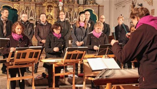 Das Hackbrettorchester mit Anna Kröll als Solistin und den Tonträgern beim abschließenden „Halleluja“ von Leonard Cohen. Foto  Mücke