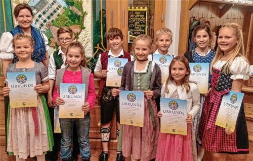 Das Juniorabzeichen des Musikbundes erhielten zahlreiche Nachwuchsmusikanten. Auf unserem Foto sind zu sehen (erste Reihe von links) Luzia Huber, Samira Wagner, Lucia Kornbrobst und Lena Kocheise sowie (hintere Reihe von links) Jugendleiterin Eva-Maria Gruber, Michael Fischer, Fabian Till, Fidelio Bessey, Mia Seiser und Melina Hirschauer. Foto  hö