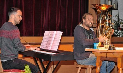 Das Musikkabarett „Kein Aufwand“ präsentierten Tim Allhof (am Klavier) und Andreas M. Hofmeier dem begeisterten Publikum.Foto eder