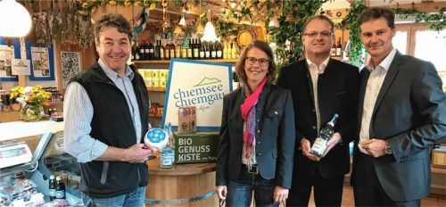 Das neue „Chiemsee-Chiemgau“-Logo im Rücken: „Anderlbauer“ Johann Huber, Yvonne Liebl von der Waginger Bio-Genuss-Kiste, Marcus Müller, Verkaufsleiter der SiegsdorferPetrusquelle, und Chiemgau-Tourismus-Geschäftsführer Stephan Semmelmayr (von links). Fotos re/sen