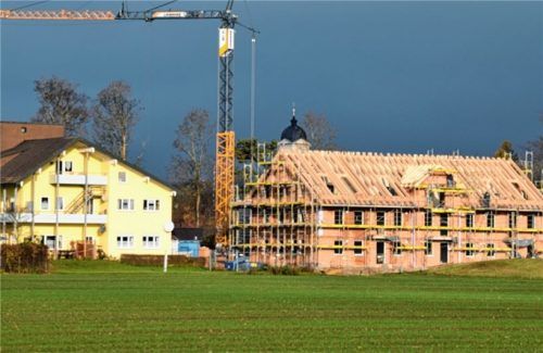 Das Richtfest für das neue Mehrfamilienhaus wird heute, Freitag, gefeiert. Foto  Merk