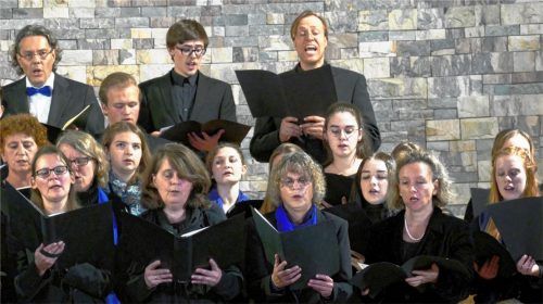 Das Vokalensemble Q12 des Gymnasiums Bad Aibling verstärkte die Chorgemeinschaft Irschenberg.Foto janka
