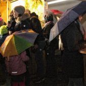 Mit Regenschirm zum Reider Markt