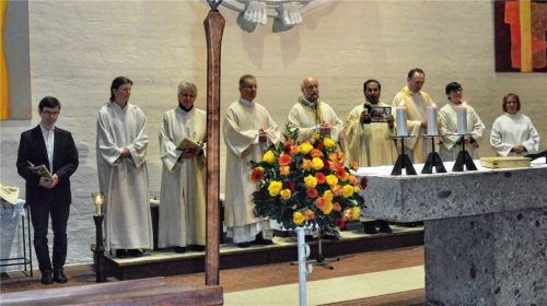 Dem Seelsorgeteam und Kirchenmusiker Konrad Liebscher (links) wurden zum Jubiläum Präsente überreicht. Fotos  Liegl