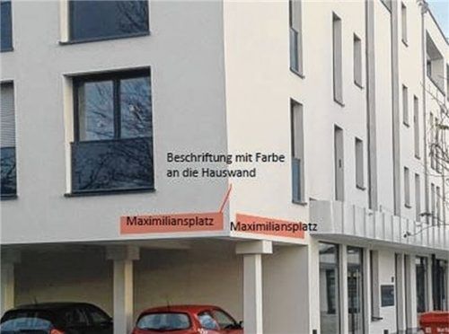 Dem Vertreter der Eigentümergemeinschaft am Maximiliansplatz schlug die Bauverwaltung vor, das Gebäude auf der Fassade zu beschriften, falls die Beschilderungen an den Hauszugängen nicht ausreichten.