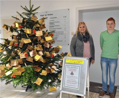 Den Christbaum mit goldfarbenen Wunschkärtchen haben Renate Götze und Azubi Thomas Hainz geschmückt.Foto tb
