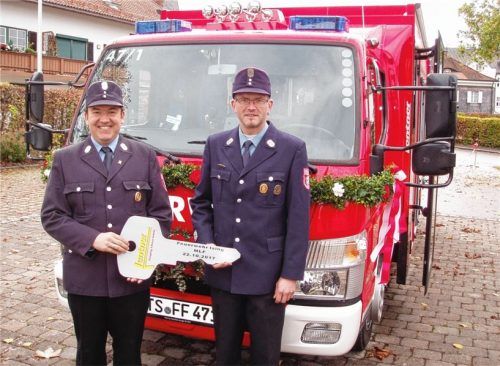 Den symbolischen Schlüssel für das neue Fahrzeug nahmen Kommandant Siegfried Bonath (links) und Vorstand Stefan Hartwimmer in Empfang. Foto  Humm