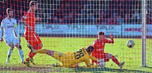 Der 1:1-Ausgleich für 1860 durch den kurz vorher eingewechselten Markus Hartl, der aus kurzer Distanz abstaubte, nachdem Burghausens Keeper Flückiger einen Freistoß von Pius Krätschmer nicht festhalten konnte. Fotos  Ziegler
