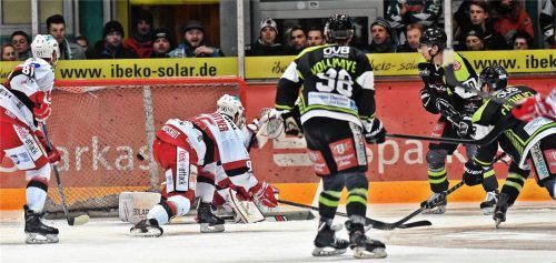 Der 1:1-Ausgleich für Rosenheim: Michael Fröhlich (rechts) zog ab und ließ Max Engelbrecht keine Chance. Fotos  Ziegler