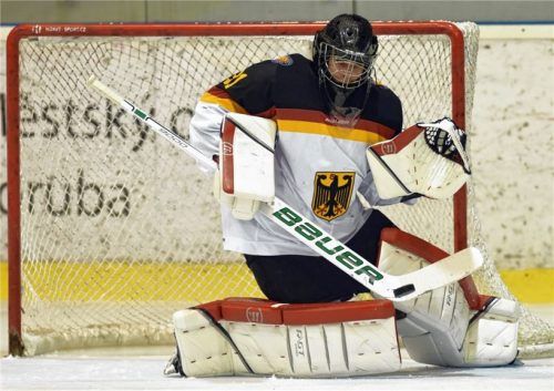 Der 16-jährige Rosenheimer Christopher Kolarz spielt auch für die deutsche Nationalmannschaft. Foto  DEB