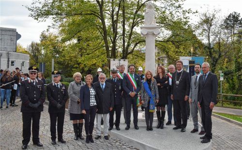 Der Bayerische Löwe hatte unmittelbar nach seiner Enthüllung vor der Sporthalle in Valdagno auf der Piazzetta Prien ein waches Auge auf die Vertreter der Politik, Lionsclubs, Behörden und Schulen aus Valdagno und Prien.
