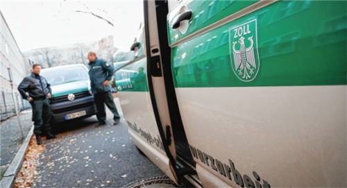 Der Besuch vom Zoll kann für manche Betriebe unangenehm werden. Die Beamten kontrollieren auch die Einhaltung des Mindestlohns.Foto re