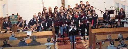 Der evangelische Jugendchor begeisterte mit Dirigentin Lisa Oesterle (Bildmitte).Foto  Kissel
